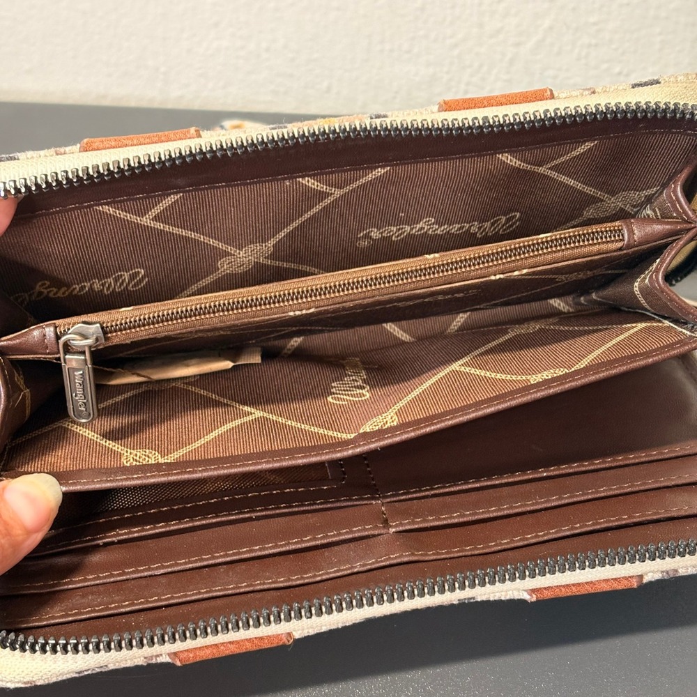 Wrangler Zip Around Wallet Womens OS Brown Excellent Southwestern Boho Wristlet - Picture 4 of 6